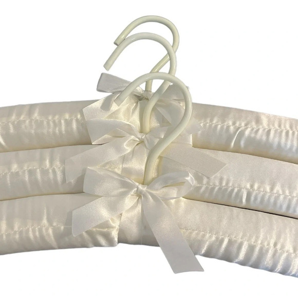 Padded Satin Hangers in sets of 3 Ivory with Beautiful Detail Bow - Picture 3 of 4